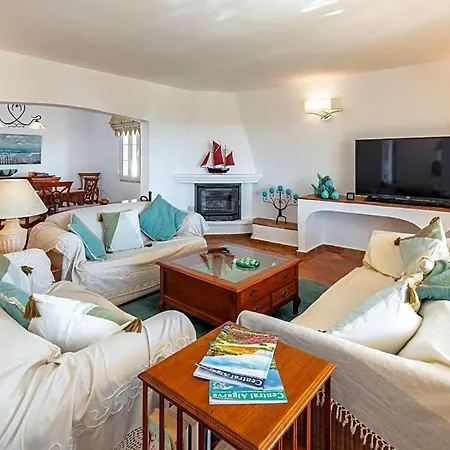 Sleeps 6 Pool Air Con