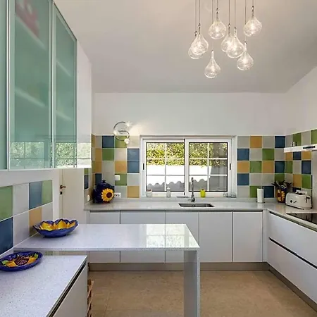 Sleeps 6 Pool Air Con